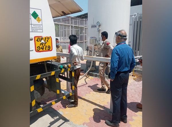 India News | COVID-19: Speedy Transportation of Oxygen by Delhi Police Saves Lives in GTB Hospital