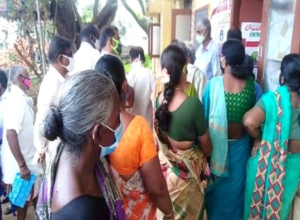 Andhra Pradesh: Large Number of People Gather for COVID-19 Vaccine Registration at Primary Healthcare Centre in Veeravalli