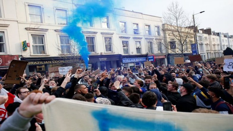 European Super League: Chelsea Fans Rejoice at Stamford Bridge As Club Pulls Out of Break Away Tournament (Watch Videos)