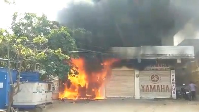 Andhra Pradesh: Fire Breaks Out at an ATM Centre in Anantapur's Pamidi  (Watch Video)