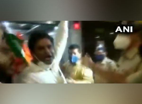India News | Congress Workers Ransack Storia Foods Office in Mumbai over Advertisement Allegedly Mocking Rahul, Sonia
