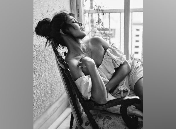Entertainment News | Jacqueline Fernandez Shares Selfie of Herself Resting at Home, Urges People to Stay Safe