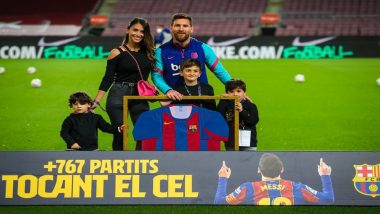 Lionel Messi Poses for a Picture With His Family & Teammates, Argentine Honoured at Camp Nou For Most Number of Appearances for Barcelona