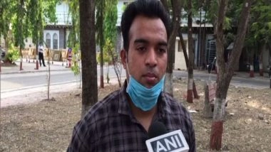 India News | In Viral Video, Policeman from Indore Distributes Food, Money to Migrants