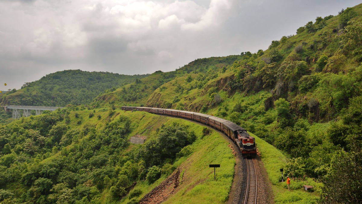 Indian Railways Marks 168th Anniversary: Twitter Is Flooded With Stunning Pics of Passenger Trains to Honour the Rail Network