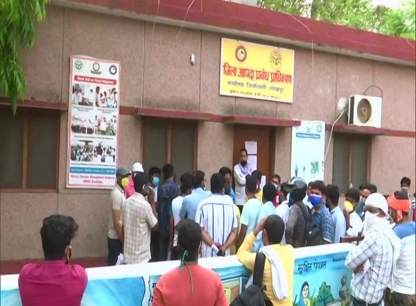 India News | Relatives of COVID-19 Patients in Gorakhpur Wait for Hours for Remdesivir