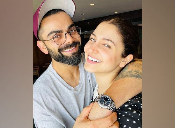 Entertainment News | Virat Kohli Holds Anushka Sharma in Adorable Selfie