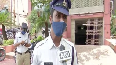 India News | Hyderabad Traffic Cop Wins Hearts After Video of Him Offering Food to Poor Goes Viral