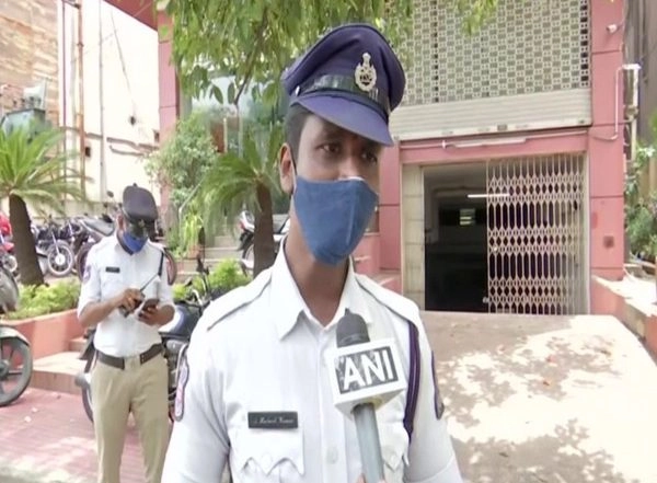India News | Hyderabad Traffic Cop Wins Hearts After Video of Him Offering Food to Poor Goes Viral