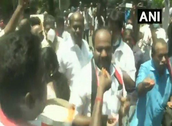 Tamil Nadu Assembly Elections Results 2021: Despite EC Ban on Victory Processions, DMK Workers Celebrate Outside Party Headquarters in Chennai
