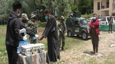 India News | Indian Army Provides Meals to Attendants of COVID-19 Patients in J-K's Baramulla
