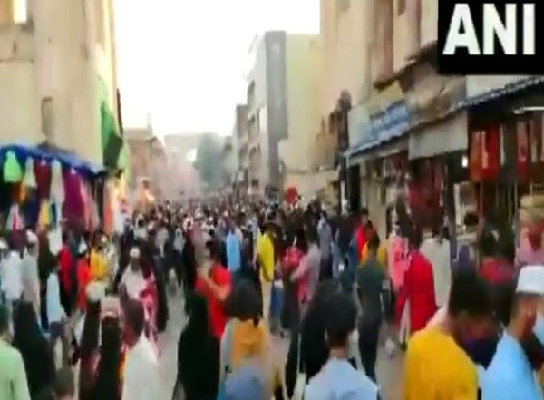 India News | People Throng Markets in Hyderabad for Eid Shopping Flouting Social Distancing Norms