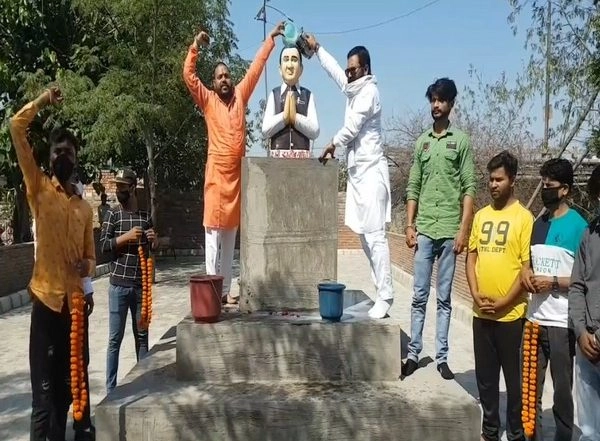 India News | Shri Hindu Takht Pays Tribute to Rajiv Gandhi by Bathing His Statue with Milk in Ludhiana