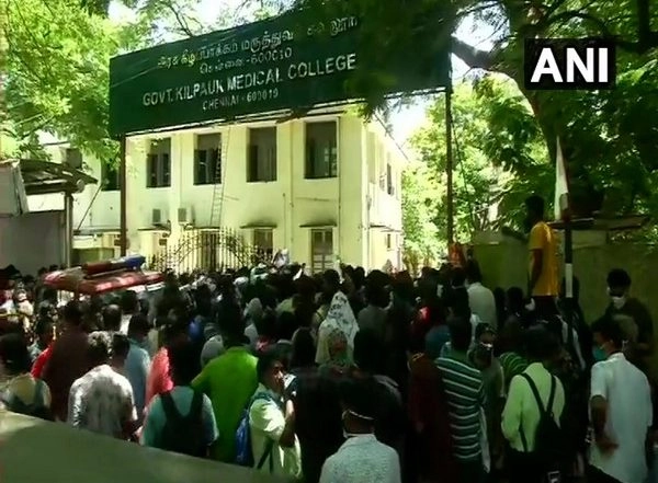 India News | COVID-19 Crisis: People in Large Numbers Queue Up to Procure Remdesivir from Govt Medical College in Chennai