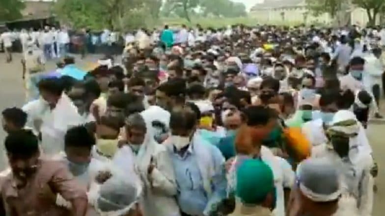 UP Panchayat Elections Results 2021: Social Distancing Goes for a Toss As Counting Agents in Large Numbers Queue Up Outside Firozabad Polling Centre (Watch Video)