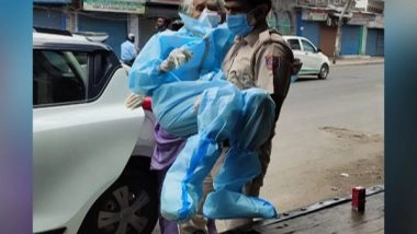 India News | Delhi Cop Helps 82-year-old Woman Receive COVID Jab, Says Anyone in Distress is Family