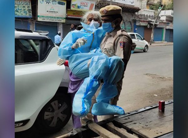 India News | Delhi Cop Helps 82-year-old Woman Receive COVID Jab, Says Anyone in Distress is Family