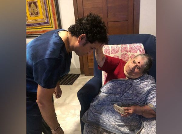 Mother's Day Greeting 2021: Sachin Tendulkar, Virender Sehwag and Other Cricketers Pour Heart-Warming Wishes for Their Moms