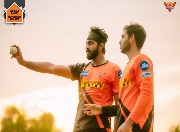 Sports News | IPL 2021: SRH All-rounder Shankar Learns Tricks of Swing Bowling from Bhuvneshwar