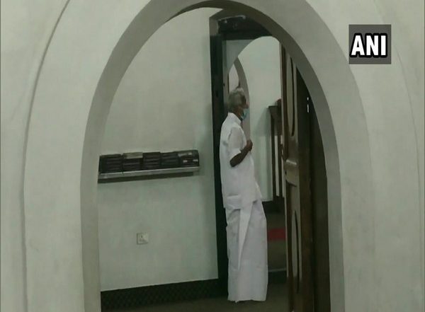 Kerala Assembly Elections Results 2021: Oommen Chandy Offers Prayers at Puthuppally Church As Counting of Votes Begins