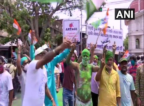 India News | TMC Workers Indulge in Celebrations Despite EC Ban on Victory Processions