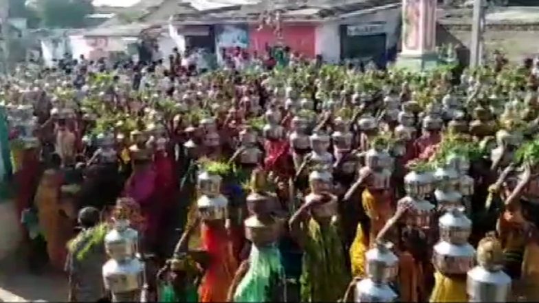 Ahmedabad: Women Gather in Large Numbers To Offer Prayers at Baliyadev Temple, Flout Social Distancing Norms (Watch Video)