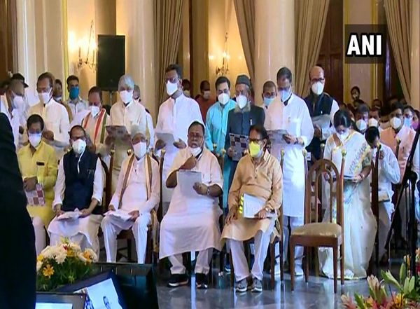West Bengal Cabinet Expansion 2021: CM Mamata Banerjee Expands Cabinet, 43 TMC Leaders Sworn-in as Ministers at Raj Bhavan in Kolkata (See Pics)