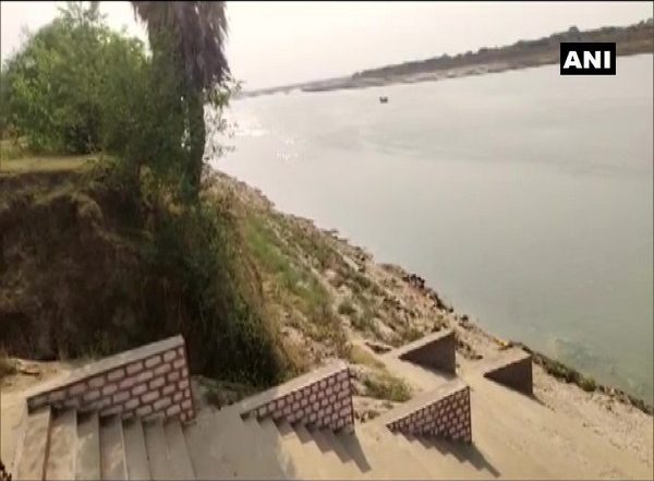 Human Corpses Float, Pile Up at Ganga Bank in Uttar Pradesh A Day After Bodies of COVID-19 Patients Seen in Bihar’s Ganga River