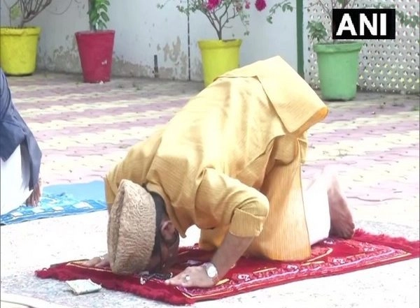 India News | People Celebrate Eid-ul-Fitr, Offer Namaz at Home Amid COVID-19 Lockdown
