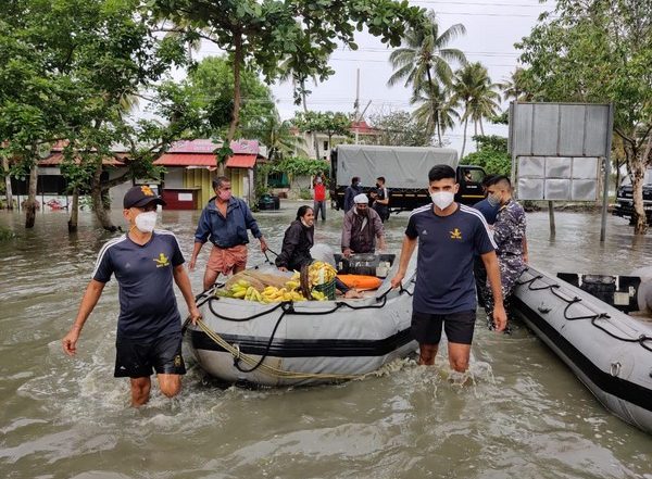 India News | Cyclone Tauktae: Indian Navy Carries out Rescue Operation in Kochi
