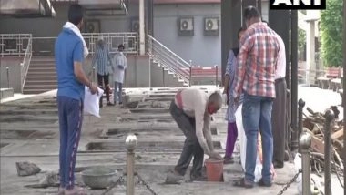 India News | Workers at Nigambodh Ghat Crematorium Ensure Dignity in Death to COVID-19 Victims, Collect Ashes for Families