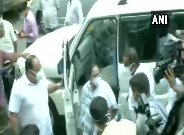 India News | Mamata Banerjee Rushes to CBI Office Following Detention of TMC Leaders