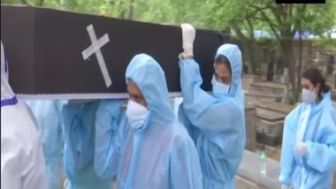 India News | Donning PPE Kits, Two Bengaluru College Girls Help Bury Corpses of COVID Patients