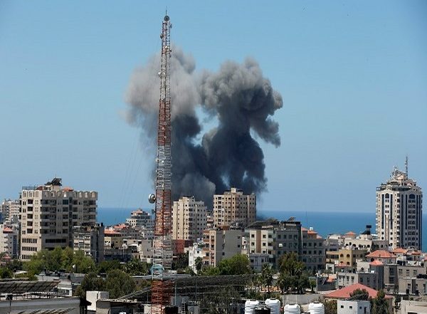 Gaza Journalist Runs For Cover After Neighbouring Building Gets Hit By Airstrike During Live Coverage (Watch Video)