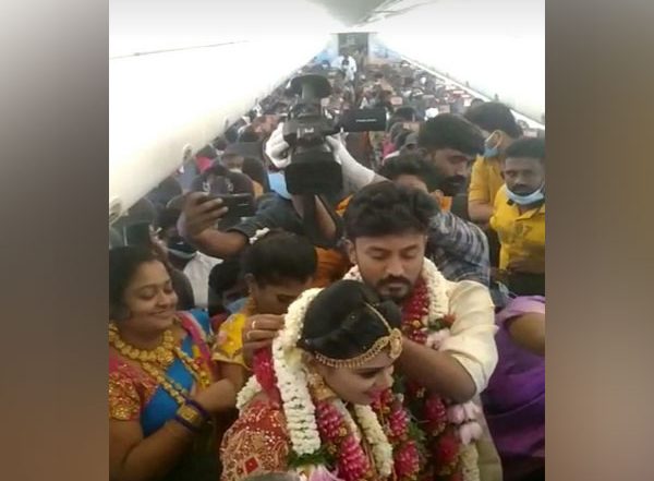Mid Air Wedding in SpiceJet Flight: DGCA Orders Probe Into Onboard Wedding Ceremony for Flouting COVID-19 Rules, Crew Taken off Duty
