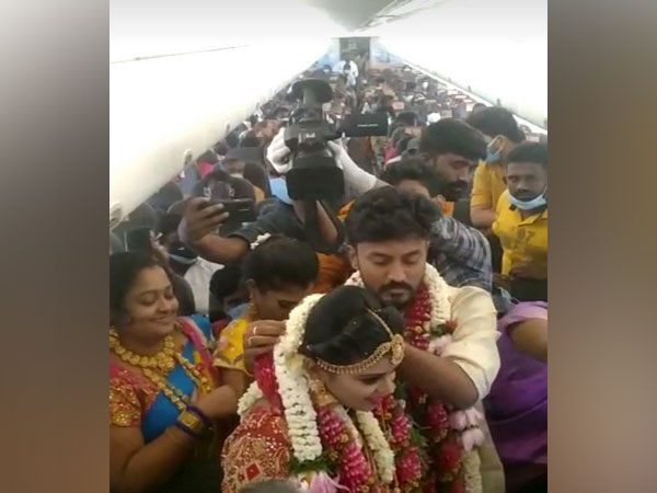 Xxx Maduri Video Com - Mid Air Wedding in SpiceJet Flight: DGCA Orders Probe Into Onboard Wedding  Ceremony for Flouting COVID-19 Rules, Crew Taken off Duty | LatestLY
