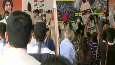 India News | Congress Workers in Mumbai Protest Against Centre over Fuel Price Hike, Covid-19 Management