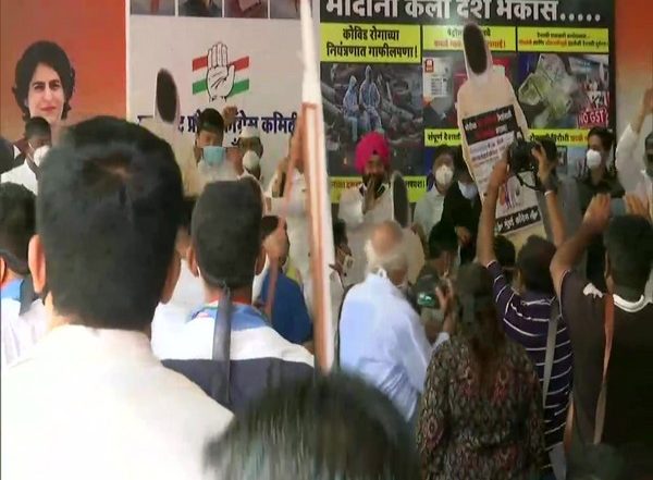 India News | Congress Workers in Mumbai Protest Against Centre over Fuel Price Hike, Covid-19 Management