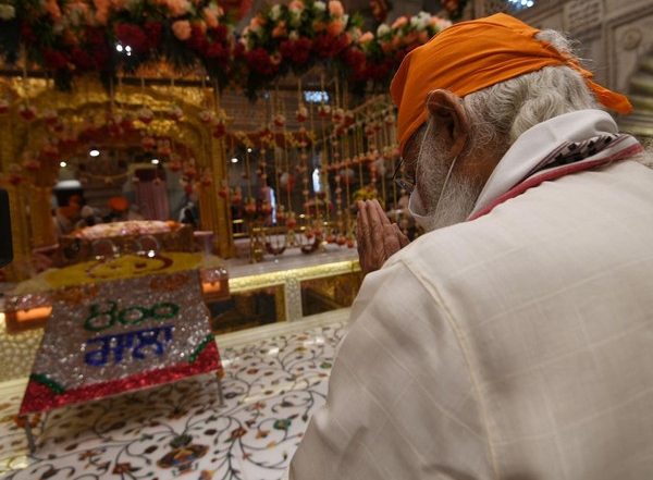 India News | PM Modi Offers Prayers at Gurudwara Sis Ganj on Guru Teg Bahadur's 400th Prakash Purab