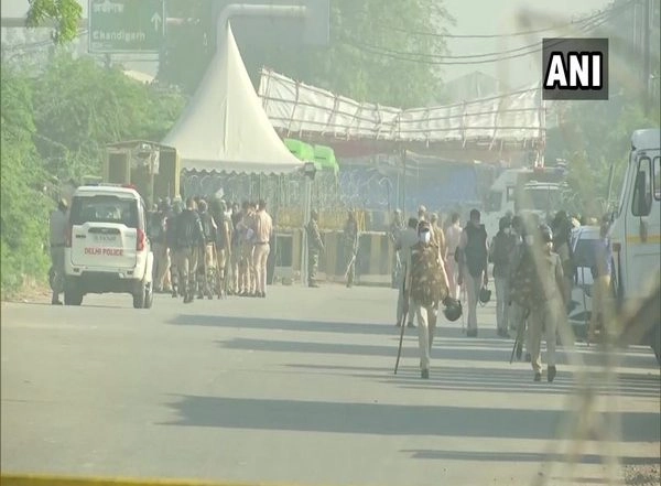India News | Security Tightened at Delhi's Singhu Border Ahead of Protest to Mark Six Months of Anti-farm Laws Agitation