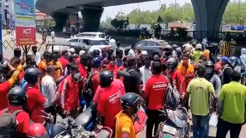 Telangana Lockdown: Vehicles of Zomato, Swiggy and Dunzo Delivery Boys Seized, Fined in Hyderabad (Watch Video)