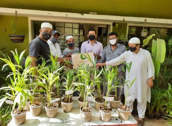 Business News | Greenman Viral Desai Took the Initiative to Give a Tree in Eidi