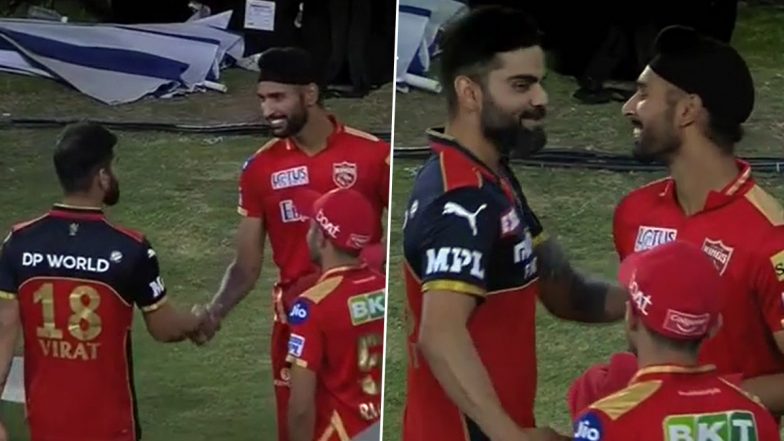 IPL 2021: Harpreet Brar Gets Pat on Back from Virat Kohli After PBKS All-Rounder’s Match-Winning Performance Against RCB (Watch Video)