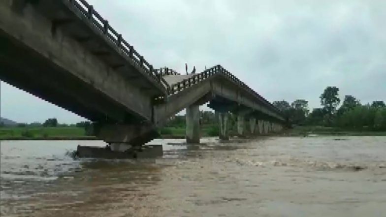 Cyclone Yaas Impact in Jharkhand: Bridge Over River Kanchi Collapses Due to Heavy Rainfall in Tamar Area of Ranchi