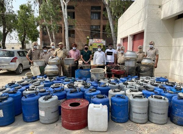 India News | Punjab Police Busts Illicit Liquor Manufacturing Unit in Amritsar, Five Held