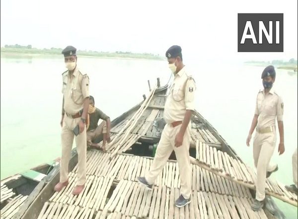 India News | Bihar Police Steps Up Vigil Along Banks of Ganga in Buxar, Other Areas After Bodies Retrieved