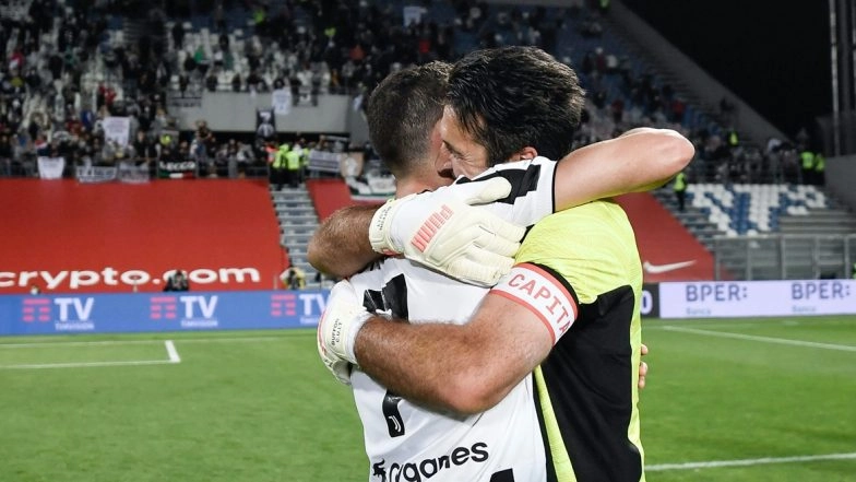 Cristiano Ronaldo & Gianluigi Buffon Embrace Each Other After Winning Coppa Italia 2021 Title, Fans Emotional After Goalkeeper Made Last Appearance for Juventus