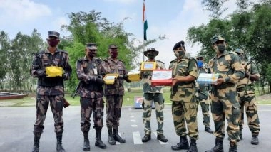 India News | BSF-BGB Jawans Exchange Sweets at Border on Eid Ul-Fitr