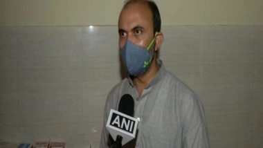 India News | COVID-19: Amid Reports of Black-marketing, Social Workers Help the Needy with Oxygen, Medicines in Delhi