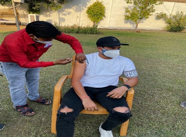 Sports News | Kuldeep Yadav Receives First Dose of COVID-19 Vaccine
